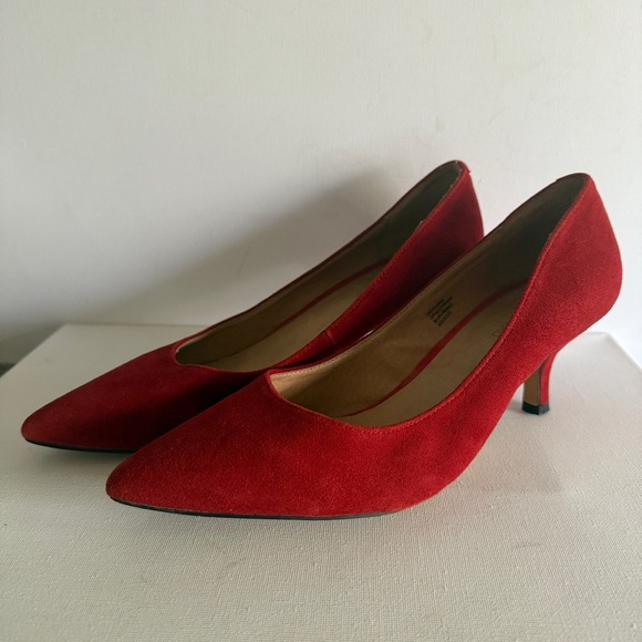Le Chateau Red Suede Kitten Heel Pumps Women's Sz 10 - Picture 3 of 12